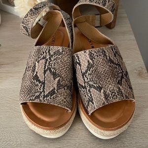 Lucky Brand kids platform size 11M